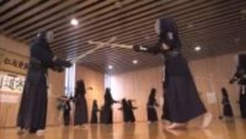 寒さに負けず小学生剣士が寒稽古　警察官相手に竹刀を打ち込む　秋田市