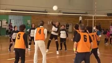 賞品はコメや野菜！優勝目指し熱戦展開　ビニールバレーボールで老若男女200人が交流深める　秋田市