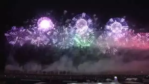 1万8000発の花火の競演が夜空彩る　スポーツ選手の躍動表現したもの花火も　秋田・大仙市