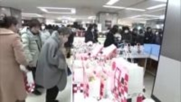 開店前から行列　福袋求め「初売り」にぎわう　午年にちなんだ商品も用意　秋田市