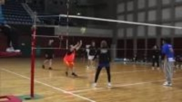 男女混合バレーボール大会開催　男女が同じコートでボールつなぐ　参加者が熱戦繰り広げる　秋田市