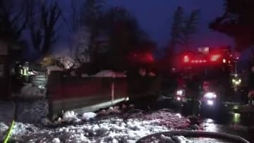 大仙市で住宅など2棟全焼する火事　焼け跡から男性の遺体見つかる　火元の住人と連絡取れず　秋田