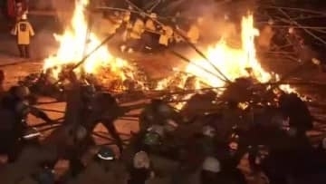 六郷のカマクラを締めくくる「竹うち」　打ち手が激しい攻防繰り広げる　秋田・美郷町