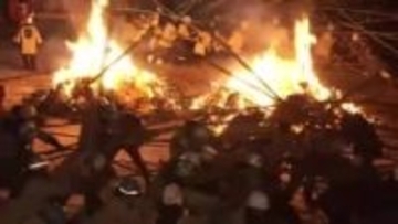 六郷のカマクラを締めくくる「竹うち」　打ち手が激しい攻防繰り広げる　秋田・美郷町