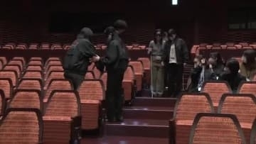 舞台鑑賞を楽しんで！ボランティアが障害のある人の劇場での誘導方法などを学ぶ　秋田