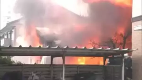 秋田市で住宅火災　火元の80代男性と連絡取れず　火の勢い強く消火活動続く（午前11時半時点）