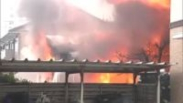 秋田市で住宅火災　火元の80代男性と連絡取れず　火の勢い強く消火活動続く（午前11時半時点）