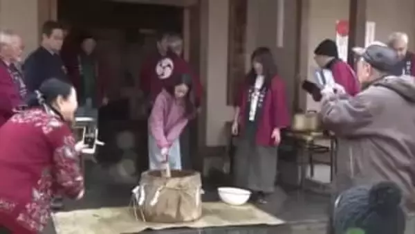 秋田市の神社で年の瀬恒例の餅つき　新たな年の息災願い参加者が力強くきね振る