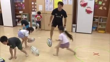 ラグビーボールは友達！園児がタックルとトライに挑戦　先生は現役選手、秋田市でラグビー教室
