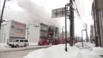 大館市中心部で3階建て住宅など焼く火事　焼け跡から遺体見つかる　火元の女性（60）と連絡取れず　秋田