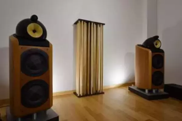 日本音響、円柱を24本に増やして音響効果向上させたAGS旗艦モデル「ANKH-VII STX15」