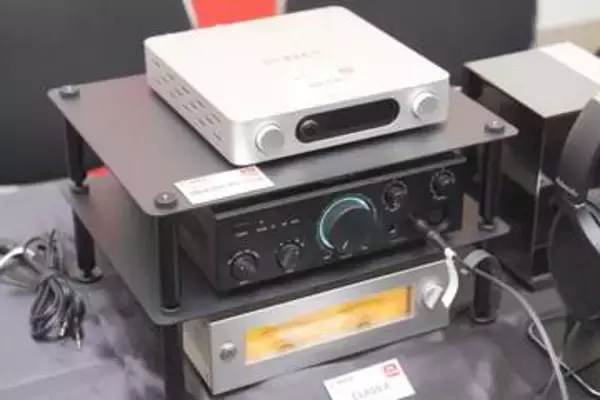 FIIO、スピーカーも駆動できる「AIR AMP」から小型ラックまで、デスクトップオーディオに注力