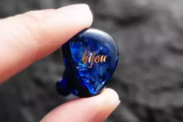 「QoA、DDとBA、骨伝導を組み合わせた16980円の「bijou」。アンバサダーは大渕野々花」の画像