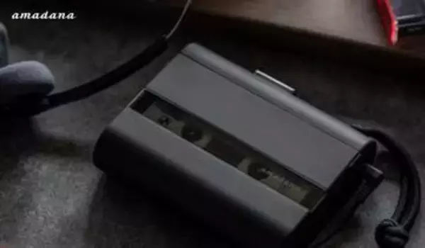amadana、バッテリー内蔵カセットプレーヤー。「散歩、旅先などでアナログ音楽」