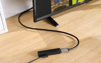 TV背面からHDMIポートを引き出し、ストリーミングデバイスやゲーム機を接続できる延長ケーブル