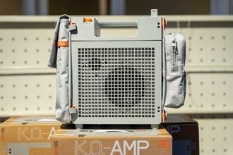 teenage engineering、キューブ型アンプ「EP-35」。500ml缶も入る収納付き