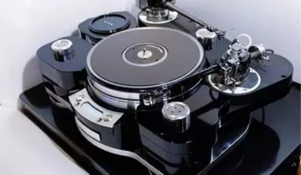 TechDAS、新世代ターンテーブル「Air Force 20」。レコード吸着とハイブリッドサスペンション