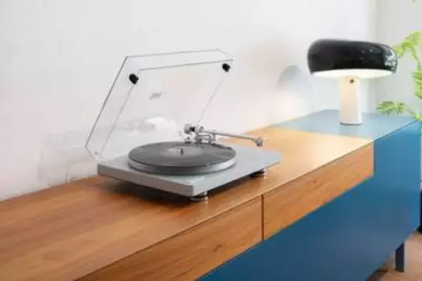 Clearaudio、上位機の技術をシンプルボディに凝縮したターンテーブル。MMカートリッジやトランス電源も