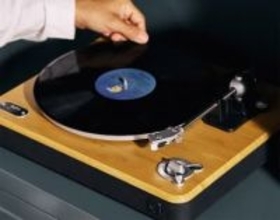 House of Marley、竹素材とREWINDファブリック使ったレコードプレーヤー。約37980円