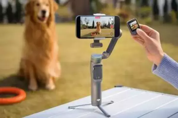 DJI、ペットや車も追尾できるスマホ用ジンバル「Osmo Mobile 8P」。モニタ付きリモコンで遠隔操作