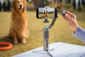 DJI、ペットや車も追尾できるスマホ用ジンバル「Osmo Mobile 8P」。モニタ付きリモコンで遠隔操作