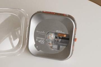 パール調筐体と透明シェルを融合させたポータブルCDプレーヤー。Bluetooth出力可能
