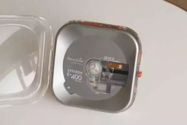 パール調筐体と透明シェルを融合させたポータブルCDプレーヤー。Bluetooth出力可能