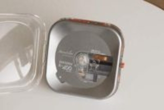 パール調筐体と透明シェルを融合させたポータブルCDプレーヤー。Bluetooth出力可能