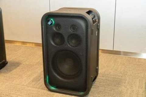 ソニー、深い重低音と迫力サウンドが広がるBluetoothスピーカー「ULT TOWER 7」