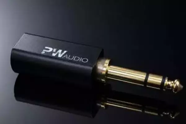 4.4mmバランスのヘッドフォンを、据え置きコンポの標準フォーンプラグに接続できる変換アダプタ。PW AUDIO