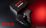 「コンバース×Netflix、初コラボスニーカー「ALL STAR AGED HI/NETFLIX」。22000円」の画像1