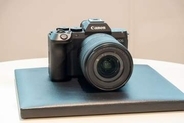 キヤノン、デザイン刷新した小型フルサイズミラーレス「EOS R8 Mark II」。EOS初代機インスパイア