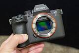 「ソニー、最大6680万画素積層センサー×「BIONZ XR2」で8K30p撮影対応「α7R VI」」の画像1