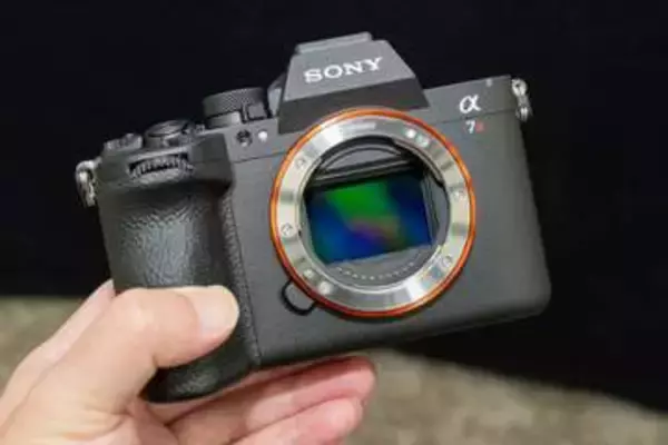 ソニー、最大6680万画素積層センサー×「BIONZ XR2」で8K30p撮影対応「α7R VI」