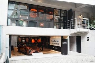 JBL、装着スタイルで選べる3イヤフォンや、Harman Kardon透明ドームスピーカーなど公開