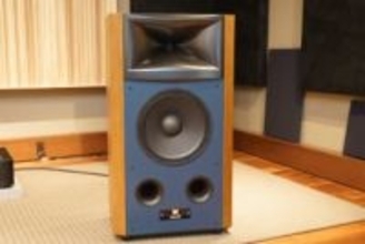 JBL、11年を経て進化したスタジオモニター最上位「4369」。Summitの技術も投入