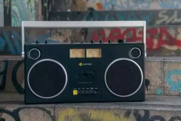 80年代ラジカセを現代的に再解釈、フランス生まれのカセット搭載Bluetoothスピーカー「GB-001」