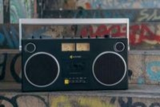 80年代ラジカセを現代的に再解釈、フランス生まれのカセット搭載Bluetoothスピーカー「GB-001」