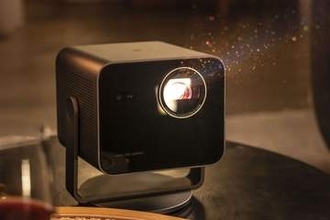 ライカの小型プロジェクタ「ライカCine Compact1」予約受付。専用スタンドも