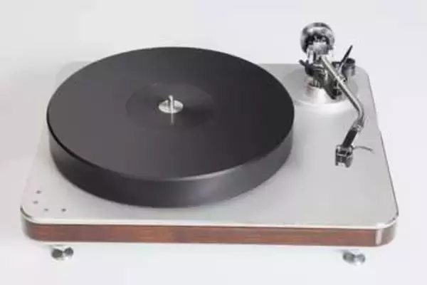 独clearaudioのターンテーブルと、日本のアームGLANZが初コラボ。セットモデル登場