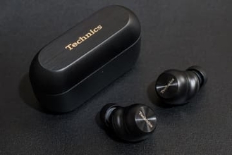 テクニクスEAH-AZ100とアップルAirPods Pro 3。音質と使い勝手の狭間で揺れる by鈴木誠