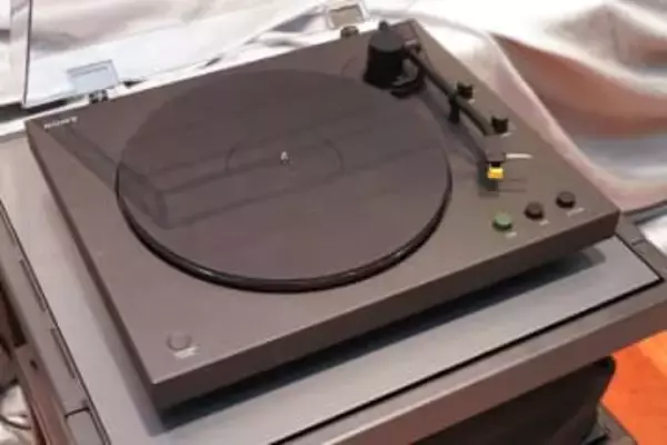 ソニー、新レコードプレーヤー2モデル。針や出力端子にもこだわった上位モデルも