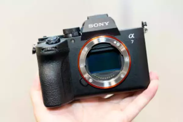 ソニー、部分積層センサー×AIユニット内蔵新エンジンのベーシック機「α7 V」。4K120p撮影対応