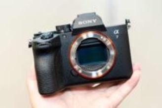 ソニー、部分積層センサー×AIユニット内蔵新エンジンのベーシック機「α7 V」。4K120p撮影対応