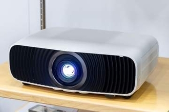 エプソンから7年ぶりのミドル4Kプロジェクター。レーザー光源で「明るく静か」に