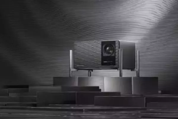 XGIMI、初のデュアルアイリス採用ホームプロジェクタ「TITAN Noir」