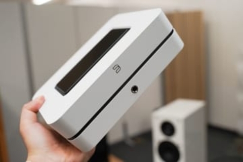 BLUESOUND、“片手で持てる3ch AVアンプ”「POWERNODE(N331)」。5.1ch拡張も可能