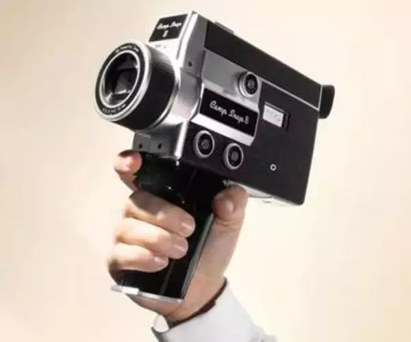 '60年代Super 8フィルムカメラ風デザインのデジタルビデオカメラ「CS-8」。約3.3万円