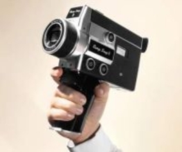 '60年代Super 8フィルムカメラ風デザインのデジタルビデオカメラ「CS-8」。約3.3万円