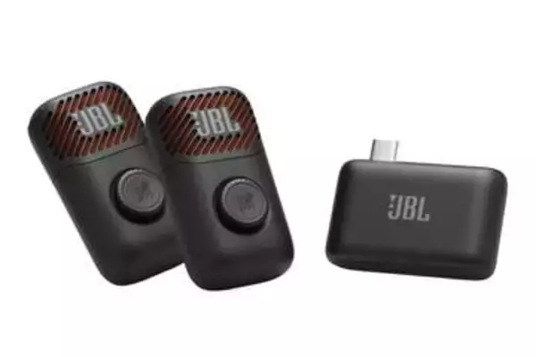 JBL、サブスク楽曲でもAIでボーカルを消してカラオケできるワイヤレスマイクセット